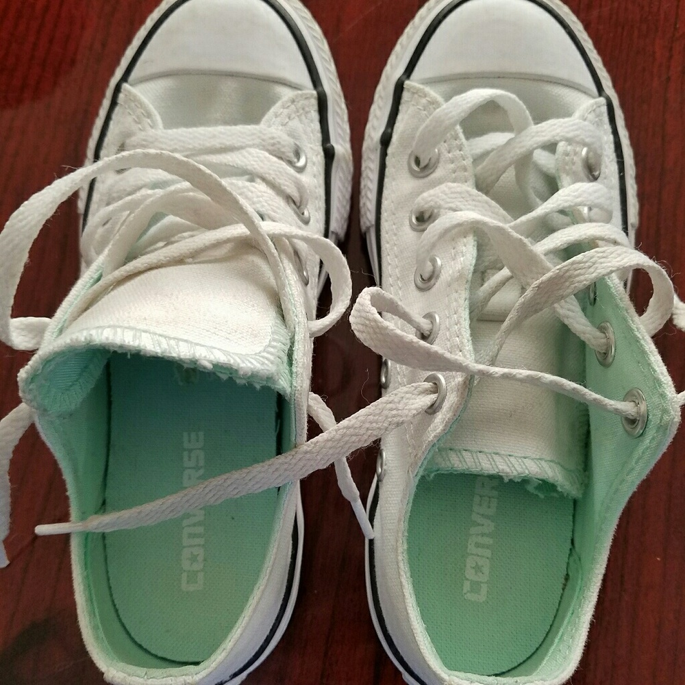 Tennis shoes